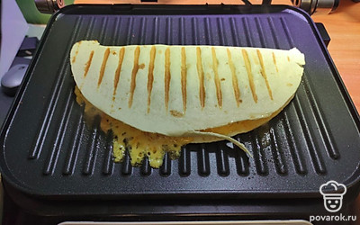 Сыр расплавится, склеивая тортилью по краям.