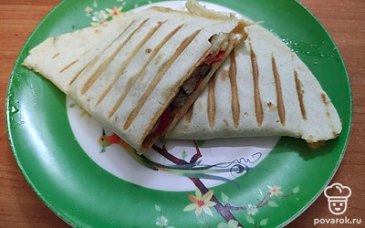 Вкусная и сочная кесадилья. К ней можно подать любой острый соус.