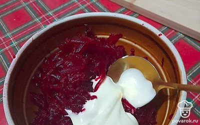 Свеклу очищаем и натираем на средней терке (можно и на мелкой). Добавляем майонез.