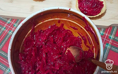 Перемешиваем и заполняем свеклой тарталетки.