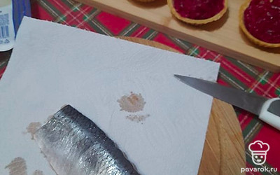 Убираем лишнее масло с помощью салфетки.