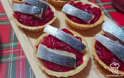 Нарезаем полосочками и выкладываем на свеклу.