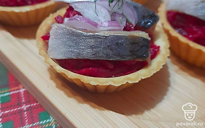 Украшаем мелко нарезанным красным луком.