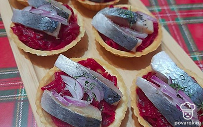 Подаем к праздничному столу. Тарталетки всегда привлекательны для гостей, и каждый хочет попробовать, что же в них за начинка.