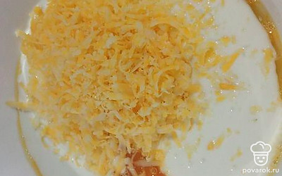 Добавить кефир, тертый сыр, перемешать. 