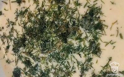 Добавить зелень и перемешать.