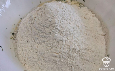 Всыпать разрыхлитель, муку, замесить тесто.