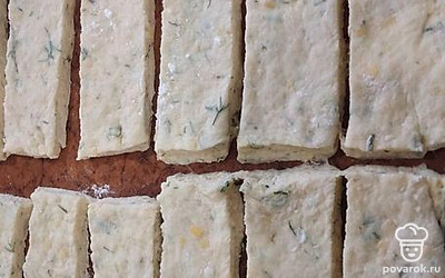 Тесто раскатать в пласт, разрезать на полоски.