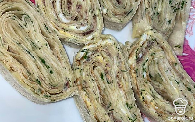 Рулетики с тунцом, сыром и яйцом — Рецепт с фото