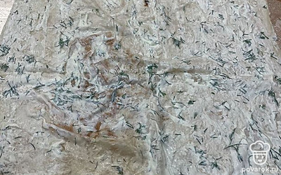 Для начала смешиваем майонез с укропом. Это соус для всех наших трех слоев. Смазываем им лаваши.