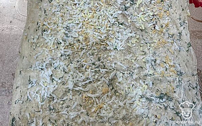 Яйца варим 10 минут. Чистим и натираем на терке лаваш. Это первый слой.