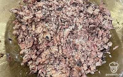 Далее берем рыбу (у нас тунец, вы можете взять любую другую). И мнем ее вилкой.