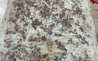 Смазываем лаваш майонезом с укропом и выкладываем рыбу.