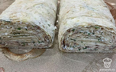 Сворачиваем в рулет и нарезаем.