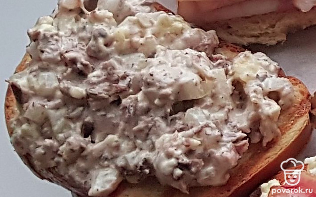 Тост с тунцом, яйцом и луком — Рецепт с фото