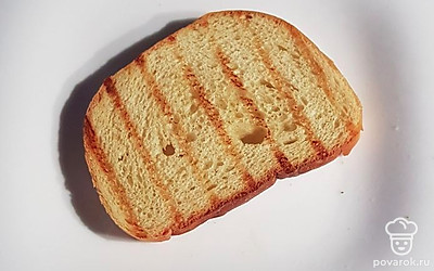 Обжариваем хлеб до золотистой корочки с двух сторон.