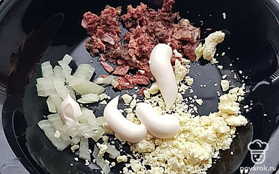 Берем рыбу, нарезаем лук и натираем на терке вареное яйцо, добавляем майонез, все перемешиваем.