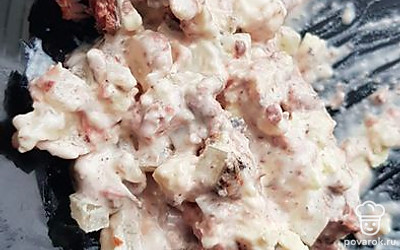 Выкладываем начинку на хлеб. Можно добавить специи по вкусу.