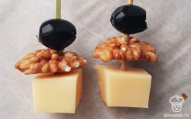 Сыр с маслинами и орехами — Рецепт с фото