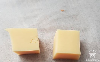 Нарезаем сыр квадратиками.