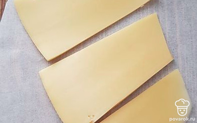 Сыр нарезаем пластами или покупаем нарезанный.