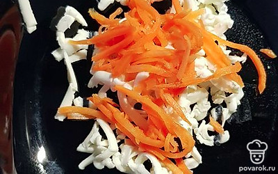 Делаем начинку. Натираем плавленый сыр, добавляем майонез, чеснок и корейскую морковь, все перемешиваем. 