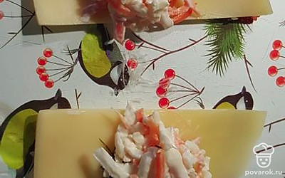 Выкладываем начинку и сворачиваем в рулет, сверху скрепляем шпажкой с маслиной.