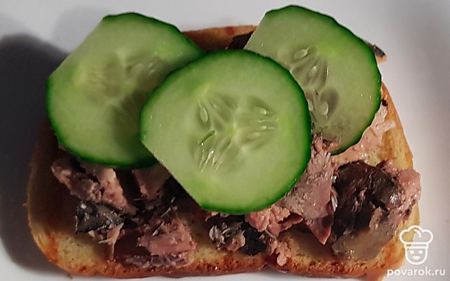 Брускетта с тунцом и огурцом — Рецепт с фото