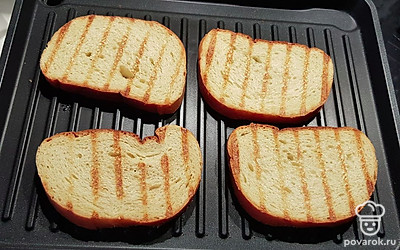 Обжариваем хлеб с двух сторон на гриле или сковороде.