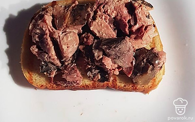 Консервированного тунца выкладываем на обжаренный хлеб.