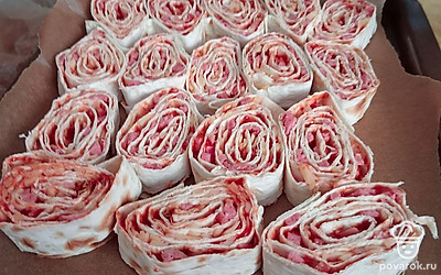 Получившийся ролл нарезать толщиной около 1,5 сантиметров, выложить на противень (я использую пергамент, но можно и без него).