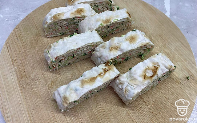 Закуска «Рулет из лаваша с крабовыми палочками, огурцом и сыром» — Рецепт с фото