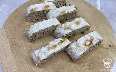 Подать рулет из лаваша, разрезав его на порции. Приятного аппетита!