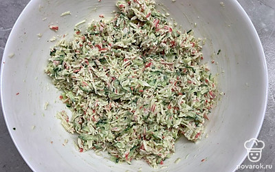 Добавить майонез и хорошо перемешать. Начинка готова.