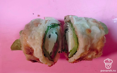 Разрежьте рулет пополам, каждую из частей поставьте вертикально на срез.