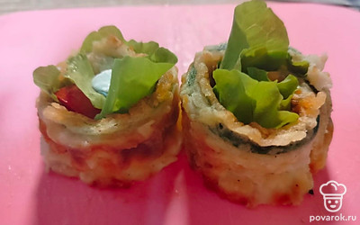 Рулетики готовы. Теперь приготовьте к ним соус, смешав сметану, соевый соус и чеснок, пропущенный через пресс или натертый на очень мелкой терке. Положите на каждый рулетик по 1 чайной ложке соуса и подавайте это красивое, вкусное и полезное блюдо к столу. 