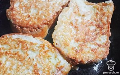 Каждый кусочек обмакните в яичную смесь и обжарьте на хорошо разогретой сковороде с маслом с двух сторон по 1-2 минуты до золотистого цвета. 