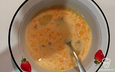 Смешиваем яйца, молоко и соль.