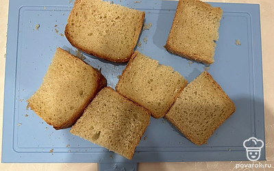 Режем хлеб на кусочки.