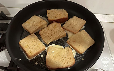 Далее выкладываем хлеб на сковороду, предварительно смазанную растительным маслом.