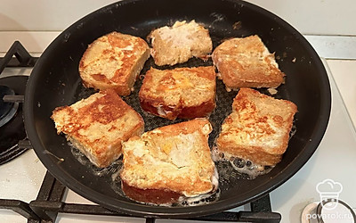 Жарим с двух сторон на медленном огне до появления золотистой корочки.