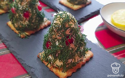 Елочки подсаживаем на печенье или крекер, так гостям будет удобней брать закуску руками или лопаткой для подачи.