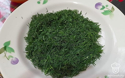 Нарезаем мелко зелень в блюдо, в которое удобно окунуть закуску.