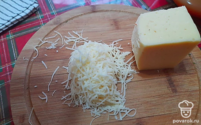 На мелкой терке натираем сыр.