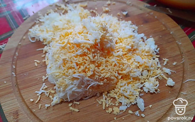 Измельчаем яйца.