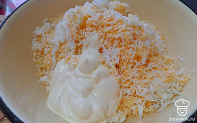 Перекладываем все в миску и добавляем майонез. Еще можно добавить чеснок, но это уже по желанию.