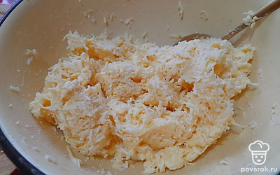 Тщательно перемешиваем массу и лепим конусы елочек.