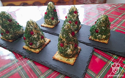 Окунаем закуску в укроп и украшаем зернами граната.