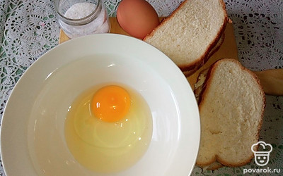 Для каждого сэндвича понадобится по 1 яйцу для кляра. В глубокую посуду разбейте яйцо. Добавьте щепотку соли, хорошо перемешайте и слегка взбейте. Плотно прижимая двумя руками, чтобы не выпала в кляр начинка, погрузите сэндвич в яичный кляр. 