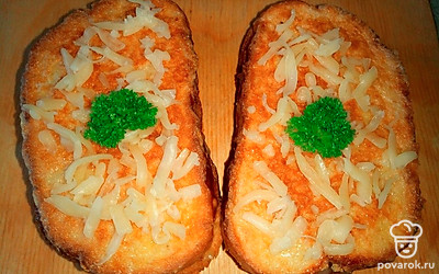 Посыпьте готовые сэндвичи тертым сыром и украсьте веточками зелени.